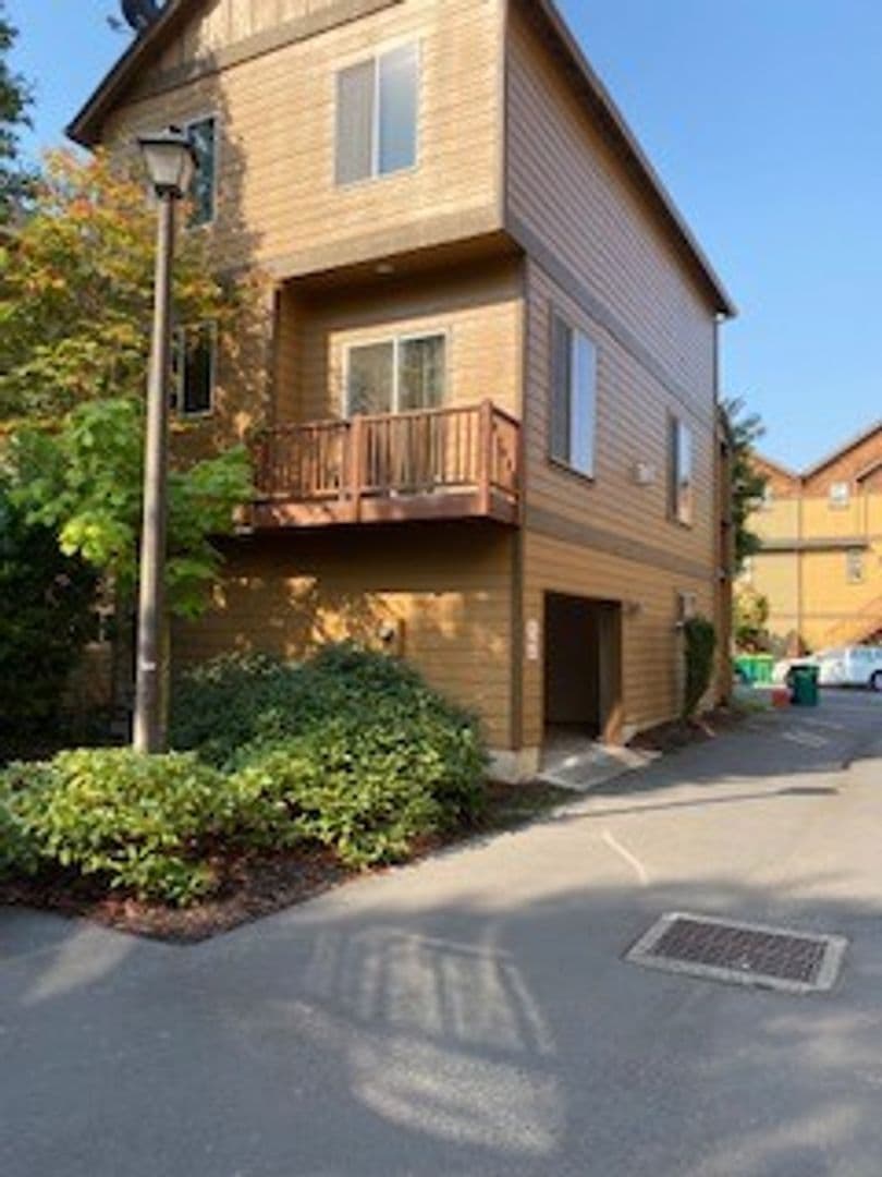 Beaverton House: 1090 SW 162nd Ave