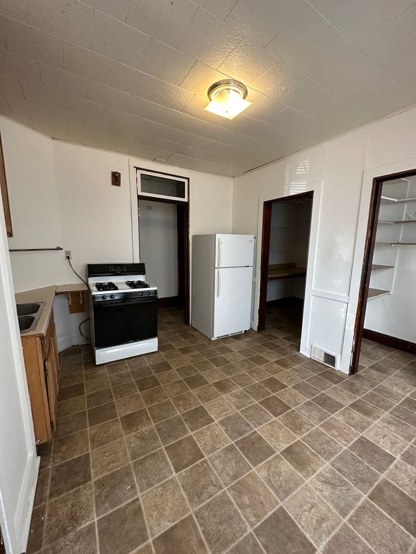 Madison Apartment: 146-48 W Gorham St