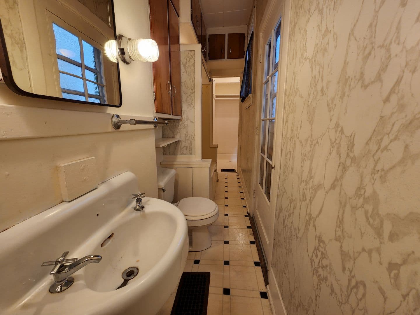 Madison Apartment: 648 E Johnson St