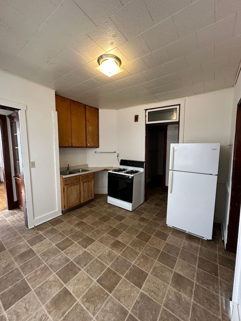 Madison Apartment: 146-48 W Gorham St