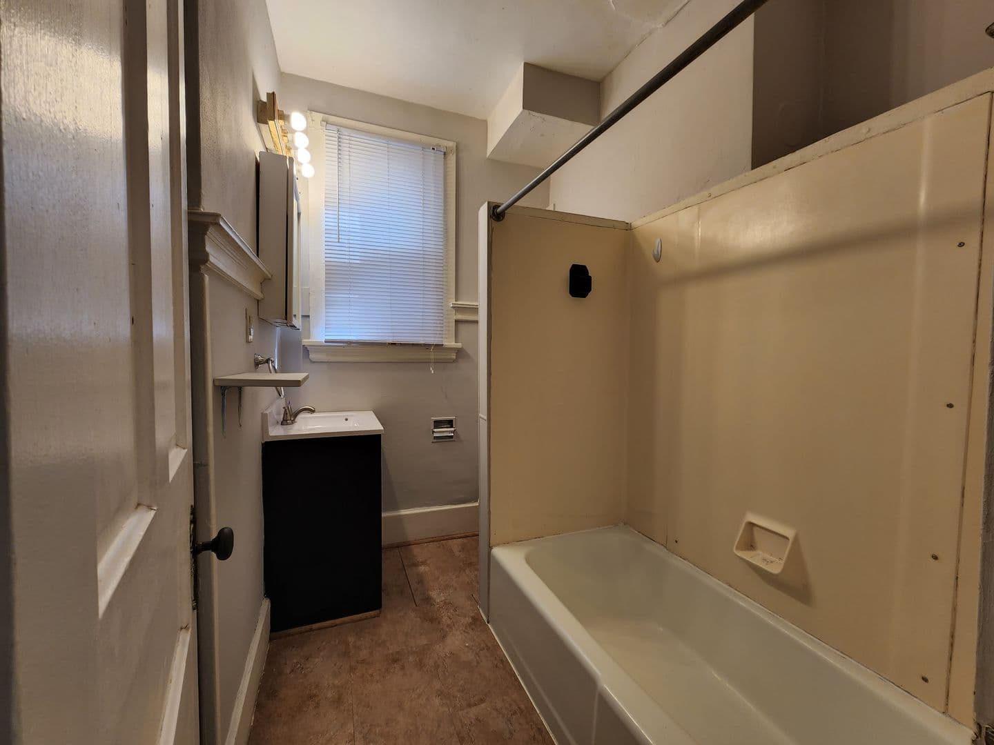 Madison Apartment: 635 E Johnson St