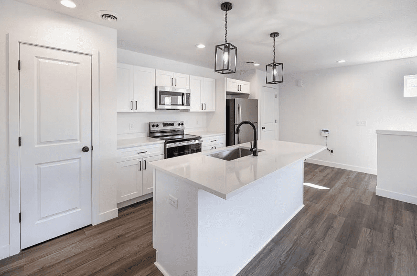 Milton Apartment: 56 E Ash Ln