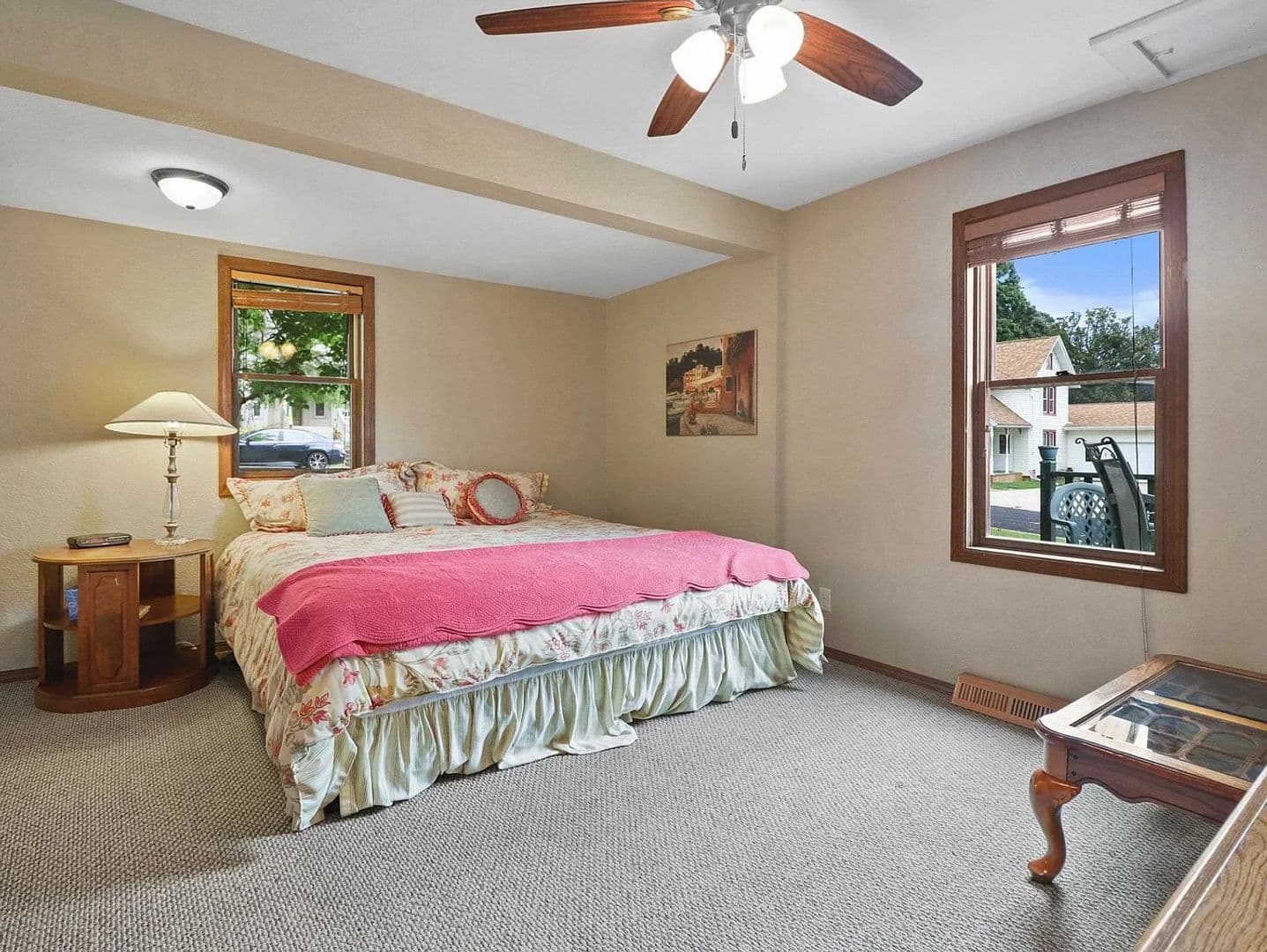 Marshall House: 138 N Pardee st