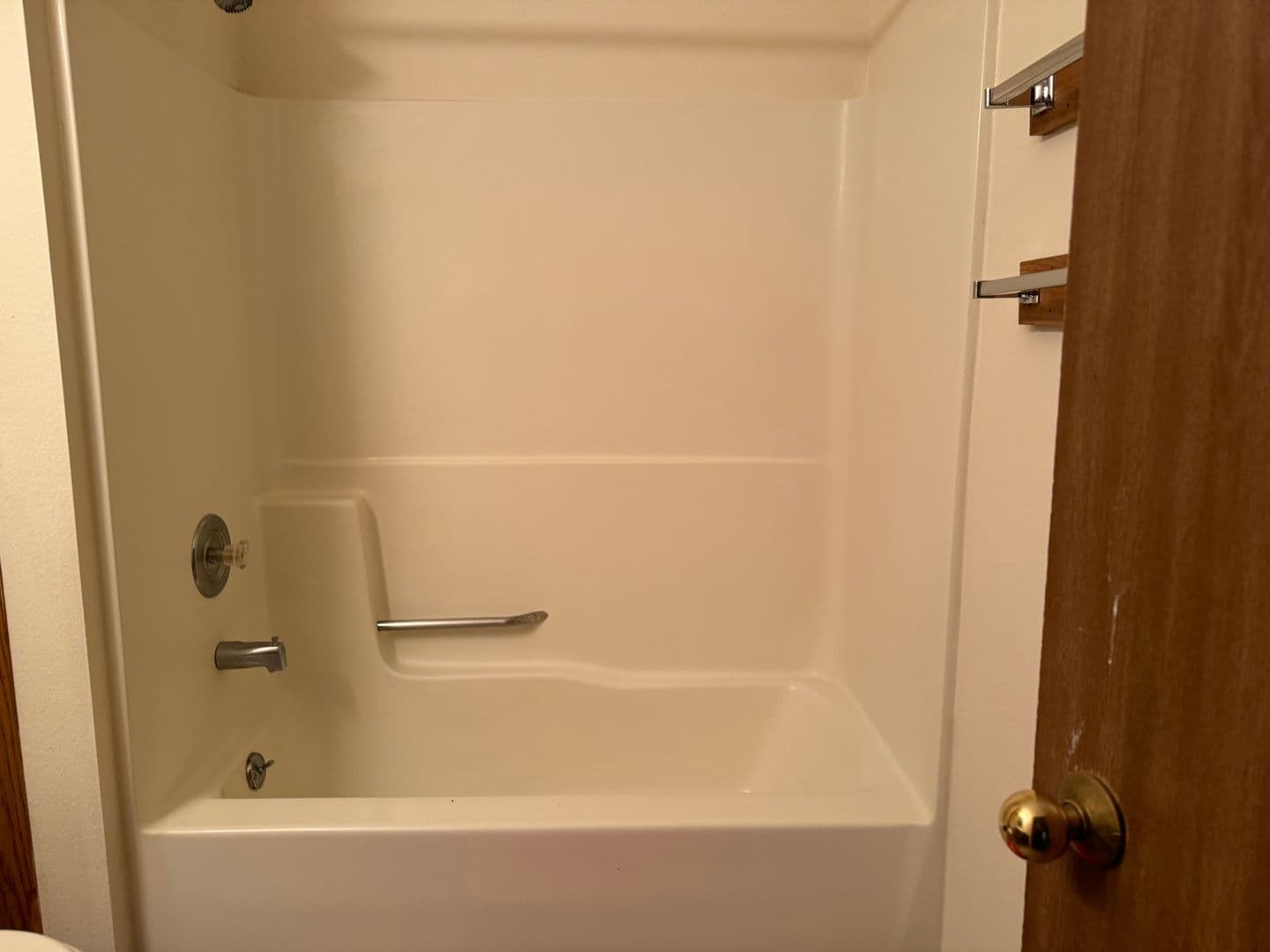 Madison Apartment: 210 Mills St