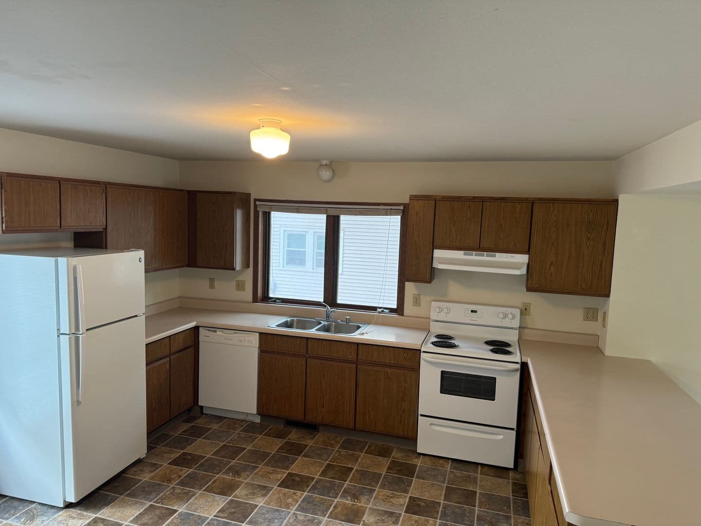 Madison Apartment: 210 Mills St