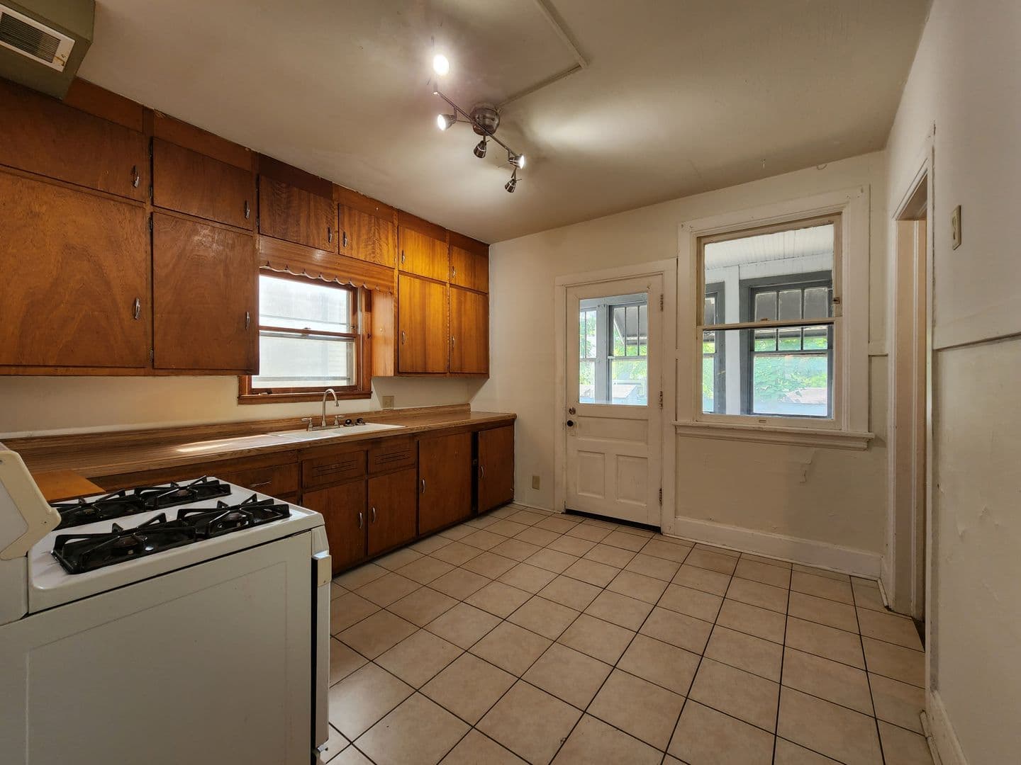 Madison Apartment: 635 E Johnson St
