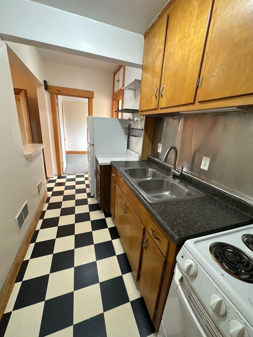 Madison Apartment: 1202 Chandler St.