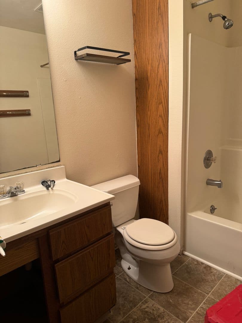 Madison Apartment: 210 Mills St