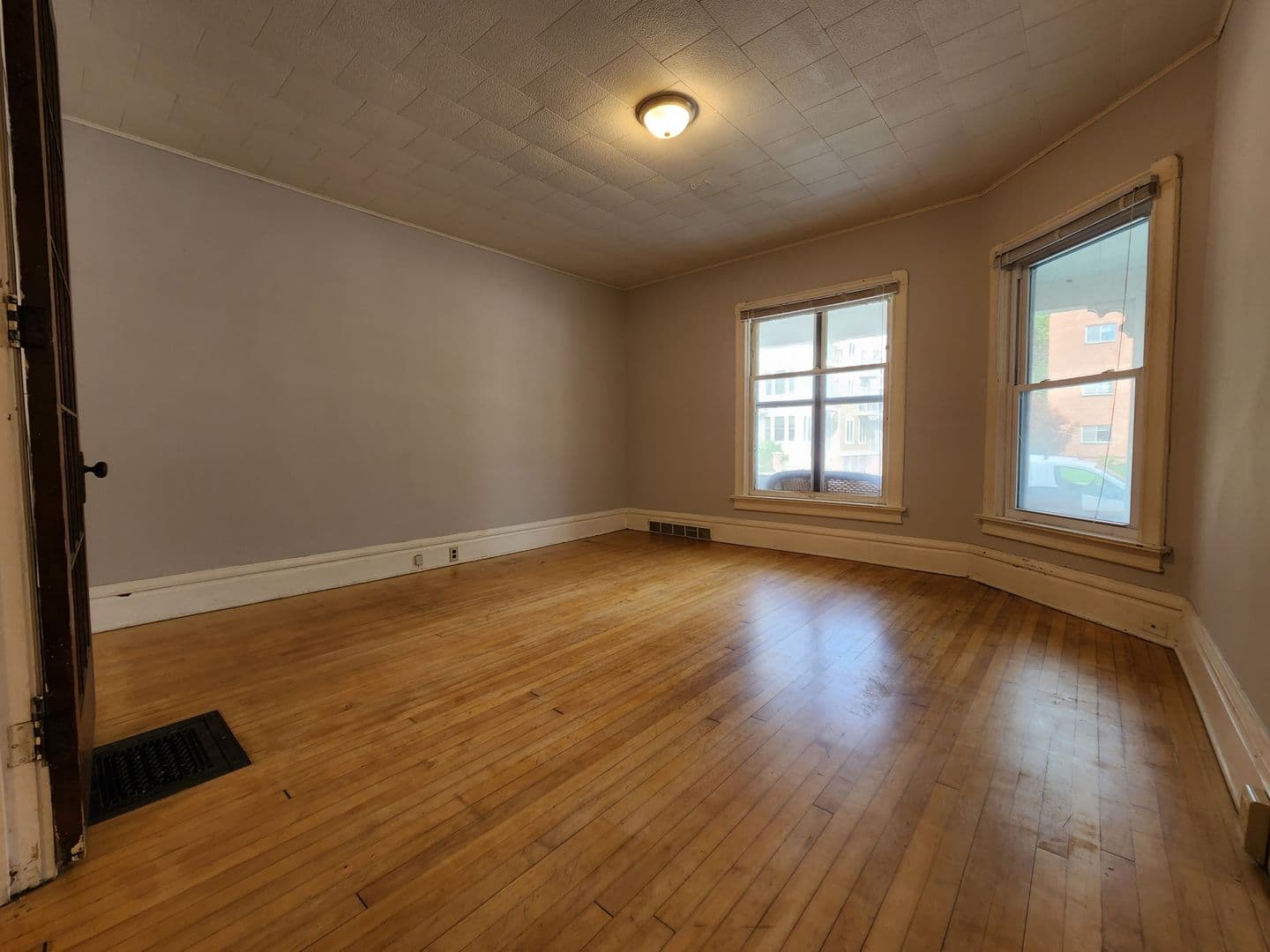 Madison Apartment: 635 E Johnson St