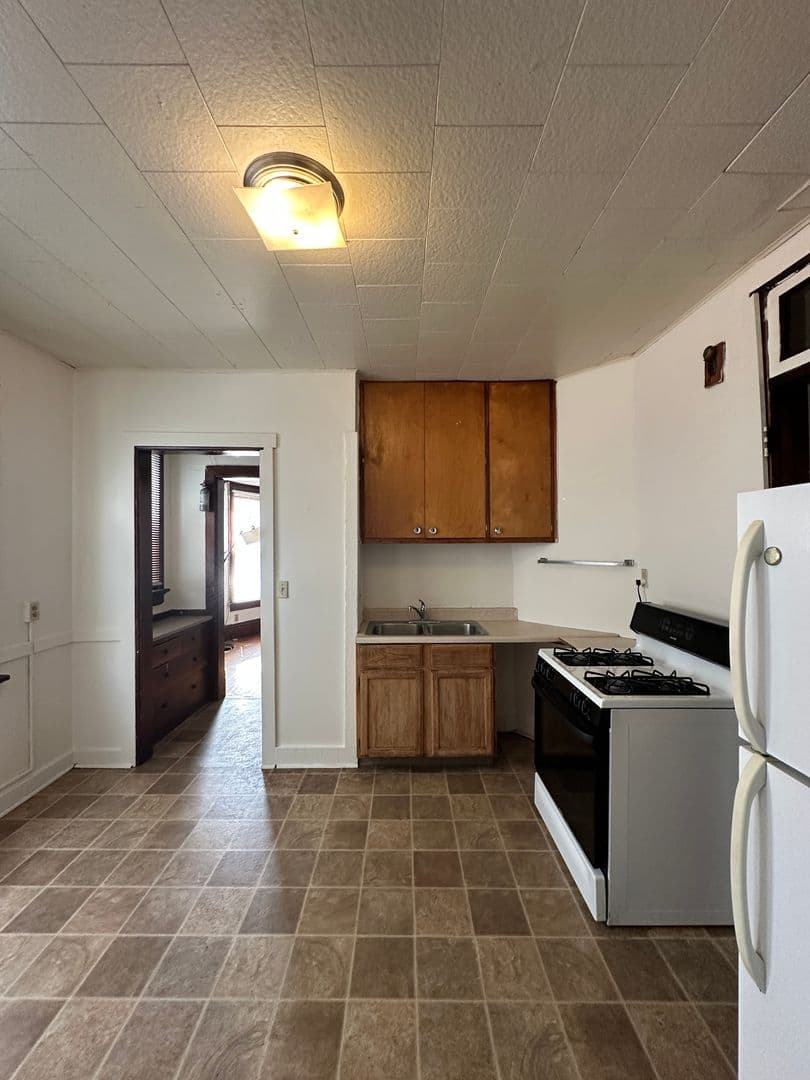 Madison Apartment: 146-48 W Gorham St