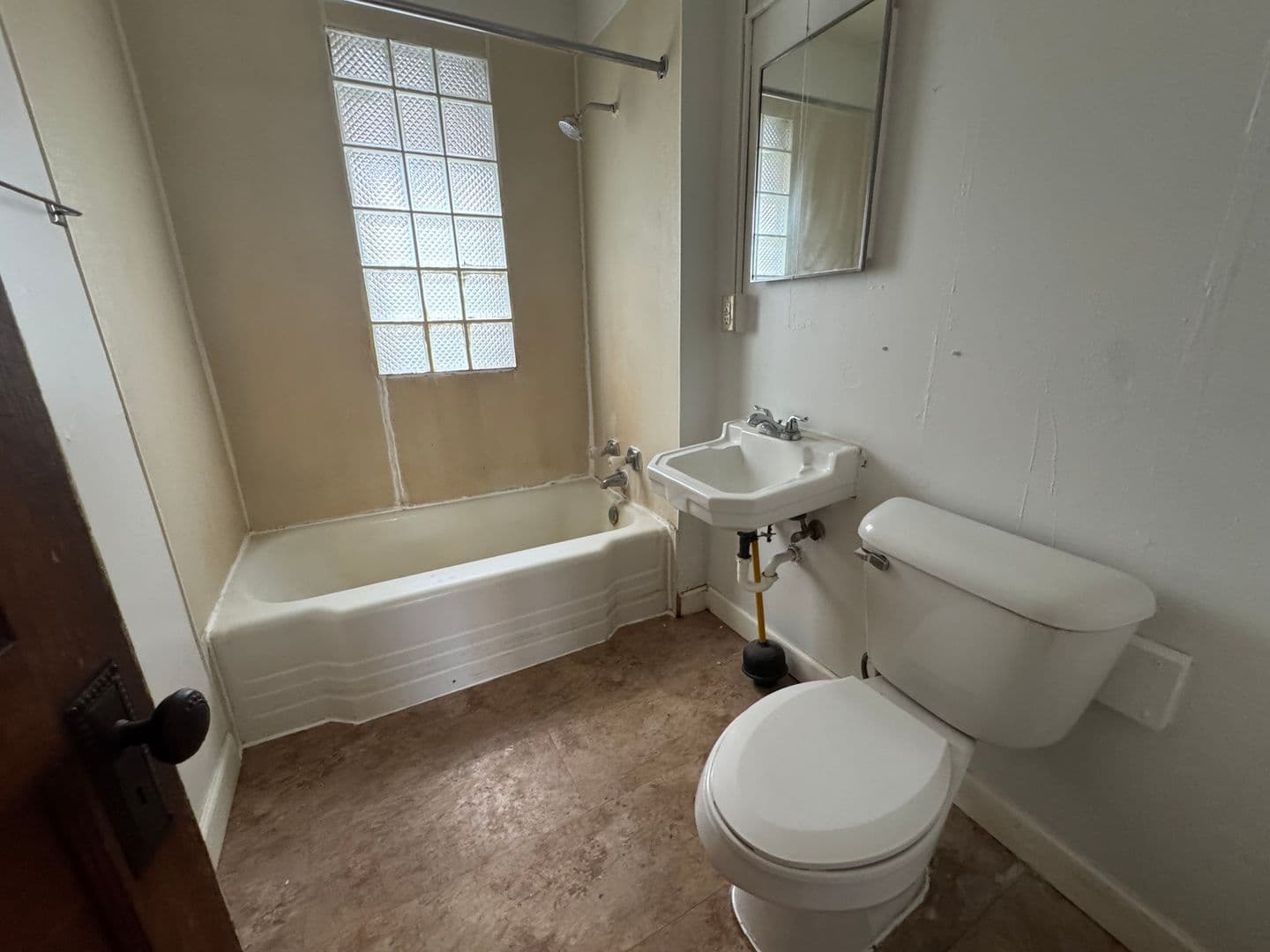 Madison Apartment: 213 N Paterson St