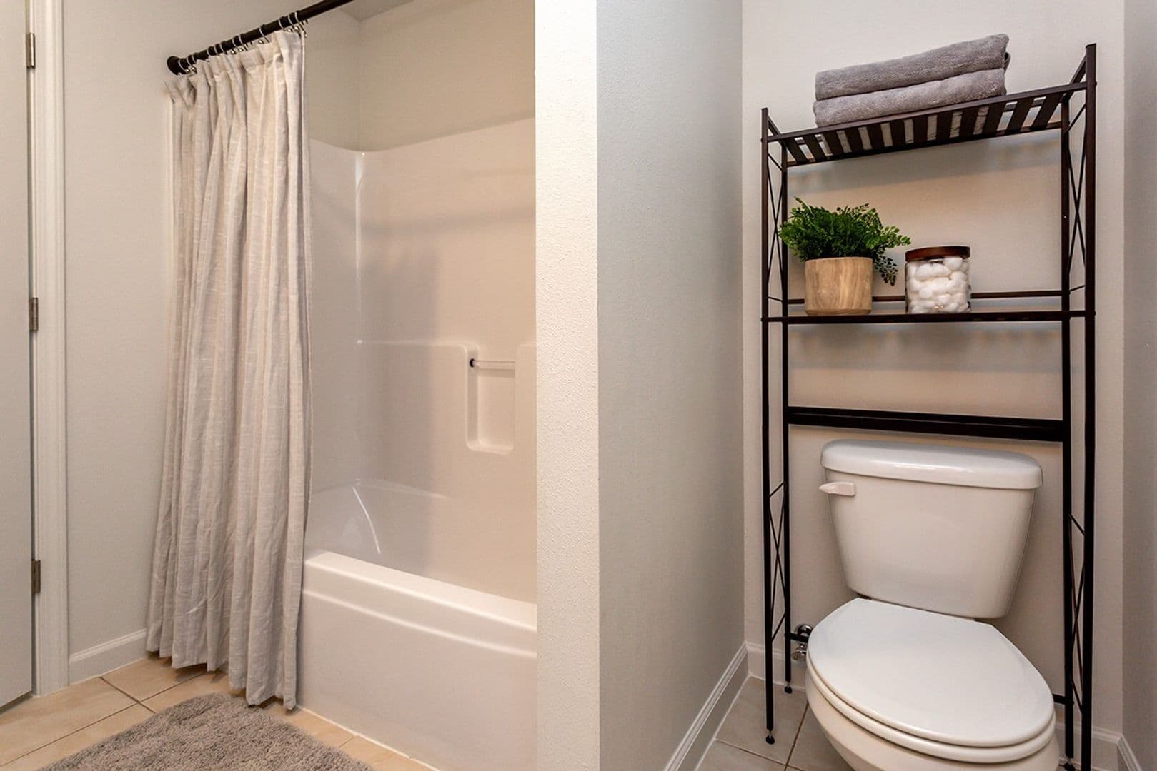 Des Moines Townhome: 7438 Meadow Lands Drive