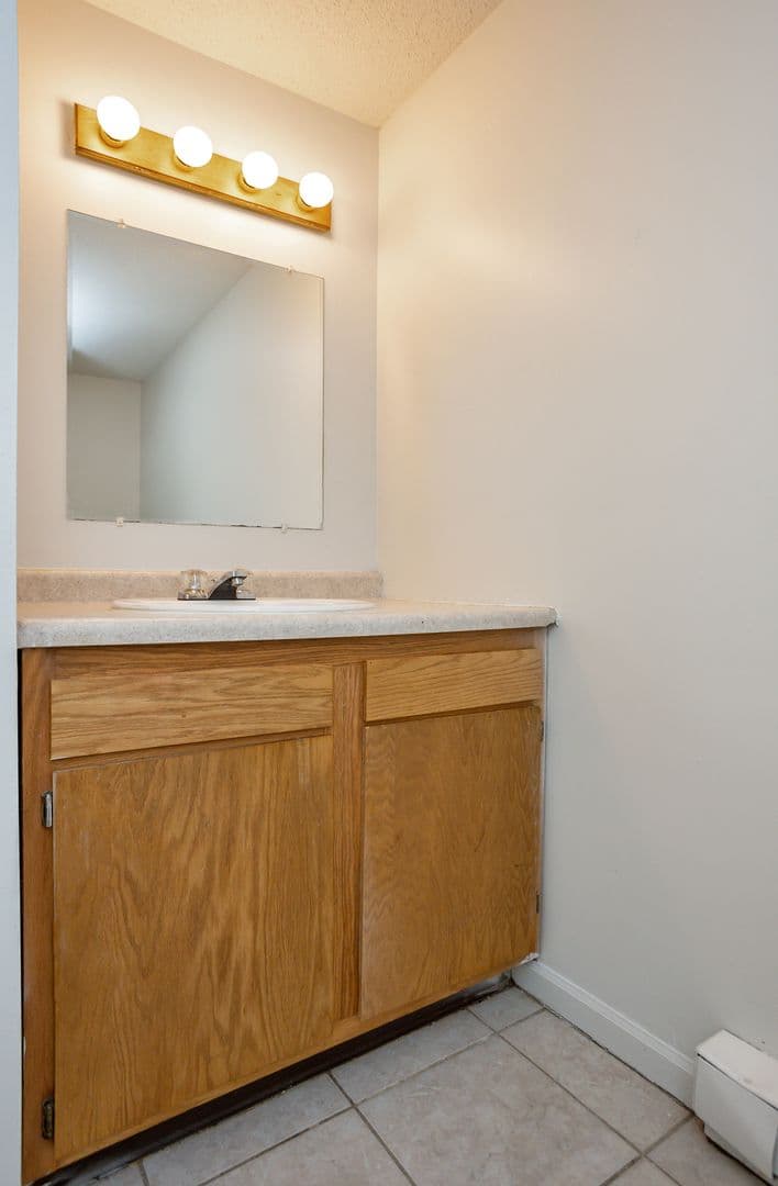 Boone Apartment: 2160 Cedar St.