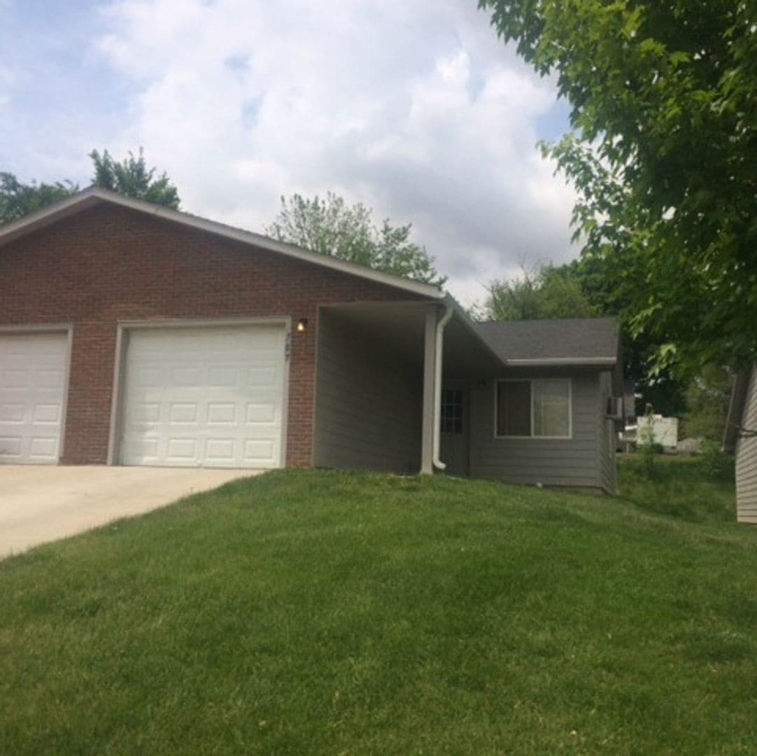 Newton Apartment: 709 1st St S.