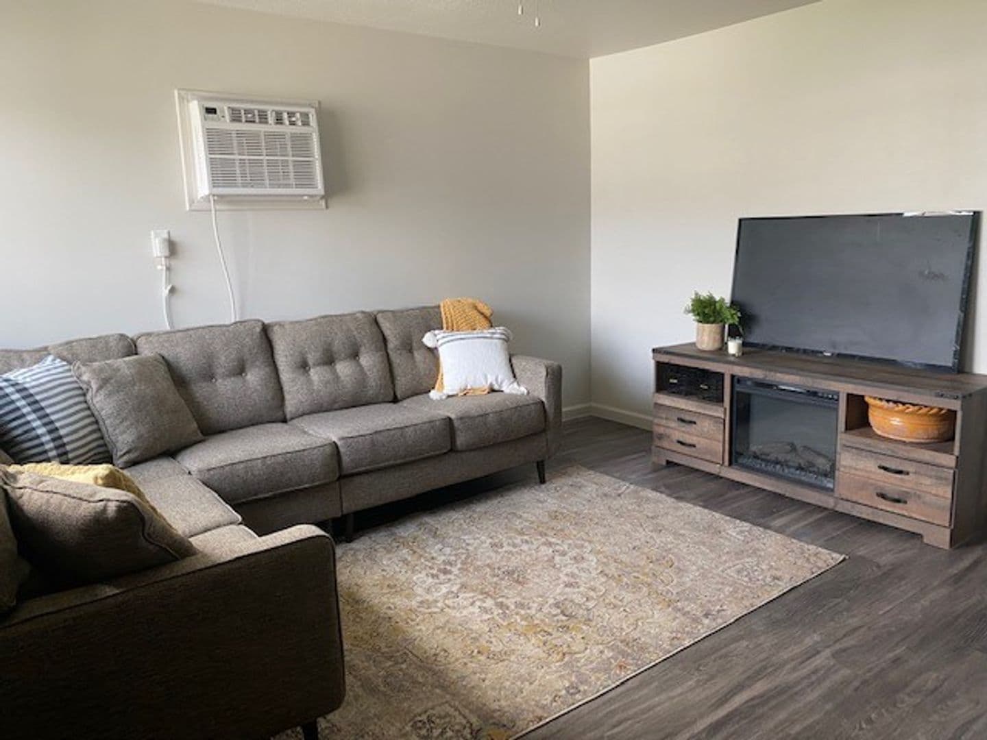 Pella Apartment: 1191 West 16th Street