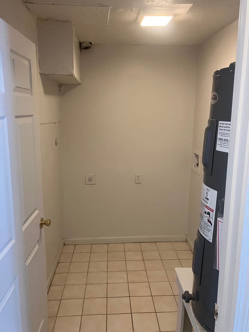 Newton Townhome: 1020 1st Ave W. #2