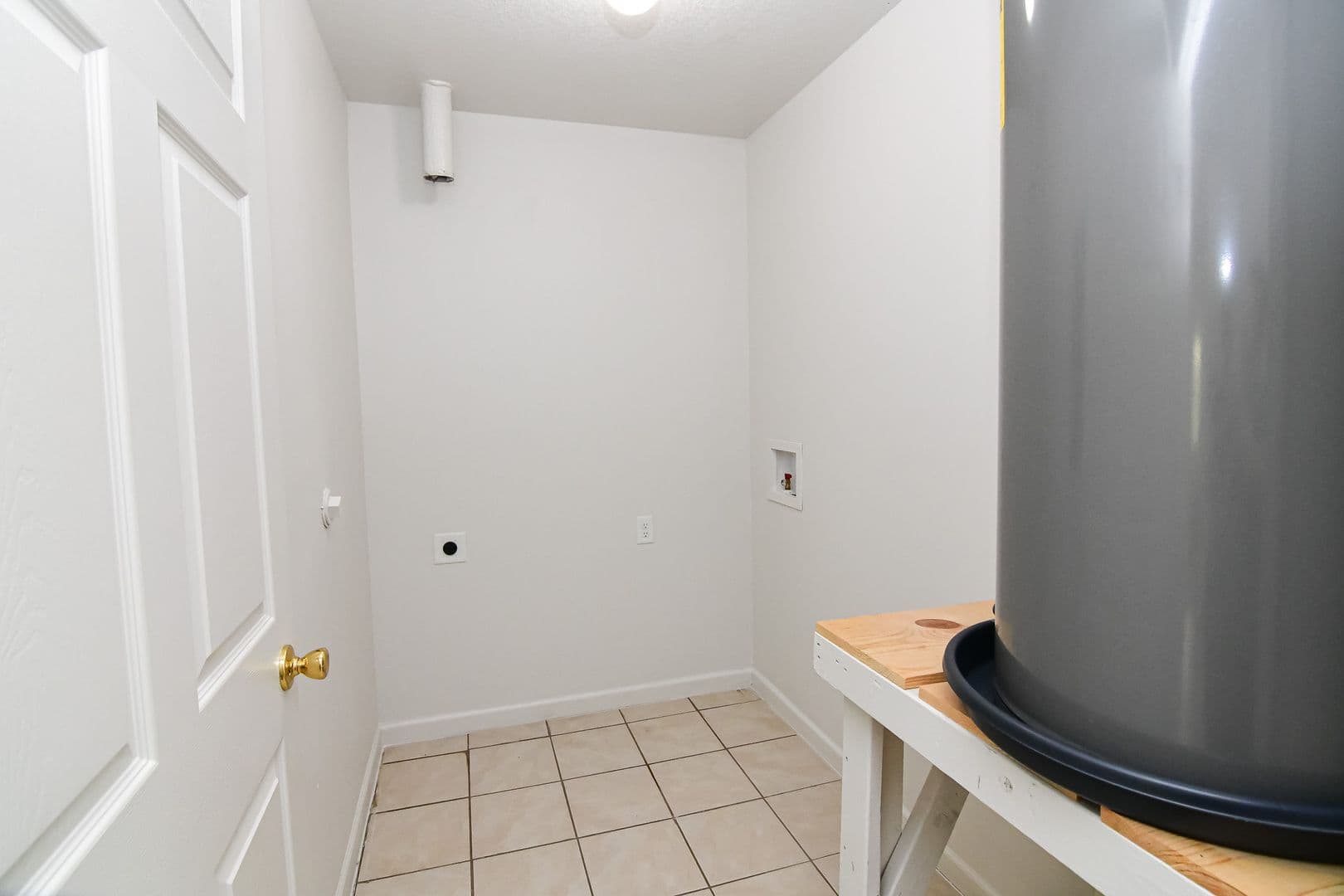 Winterset Apartment: 1407 West Mills Street