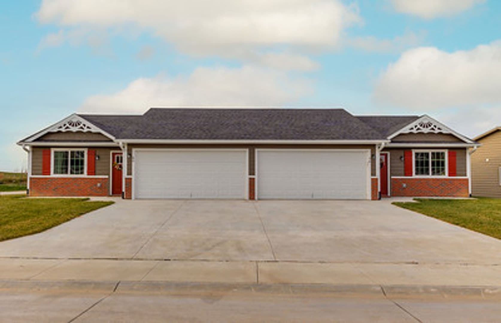 Pella Apartment: 1191 West 16th Street