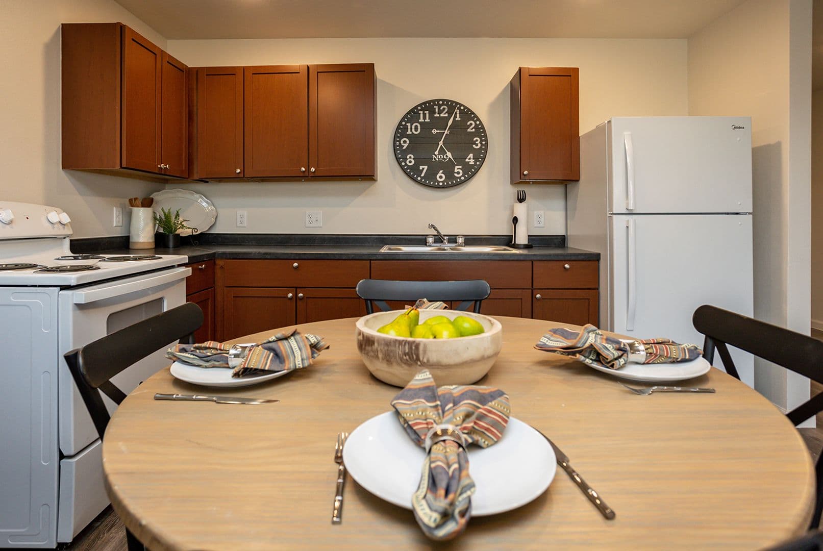 Pella Apartment: 1191 West 16th Street