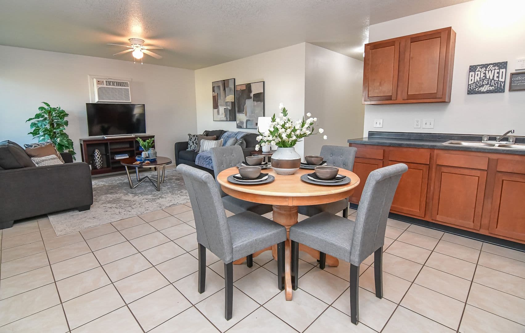 Winterset Apartment: 1407 West Mills Street