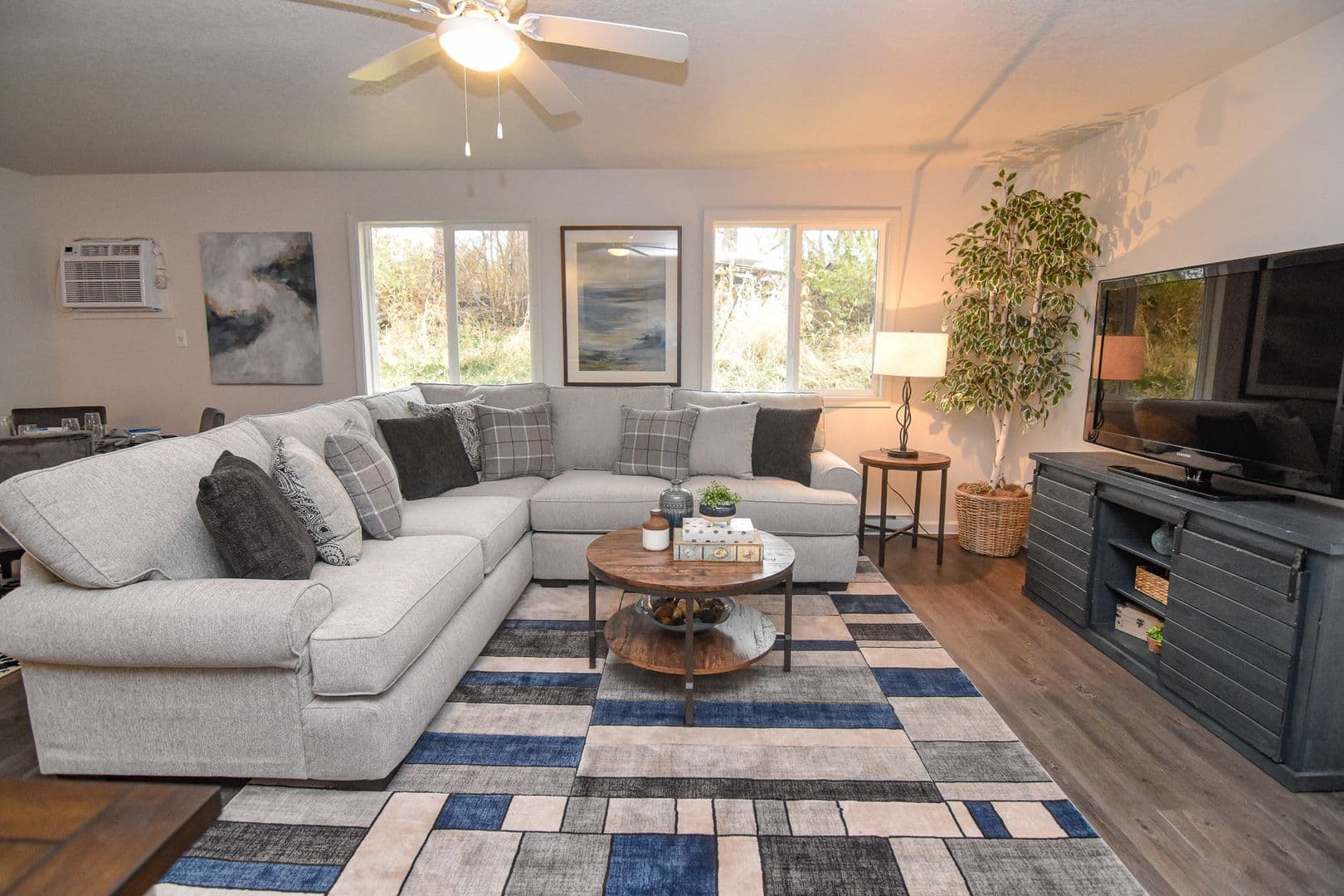 Pella Apartment: 1191 West 16th Street