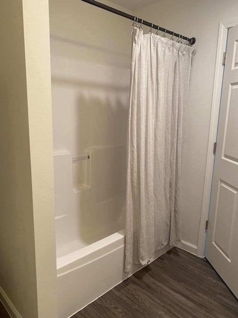 Pella Apartment: 1191 West 16th Street