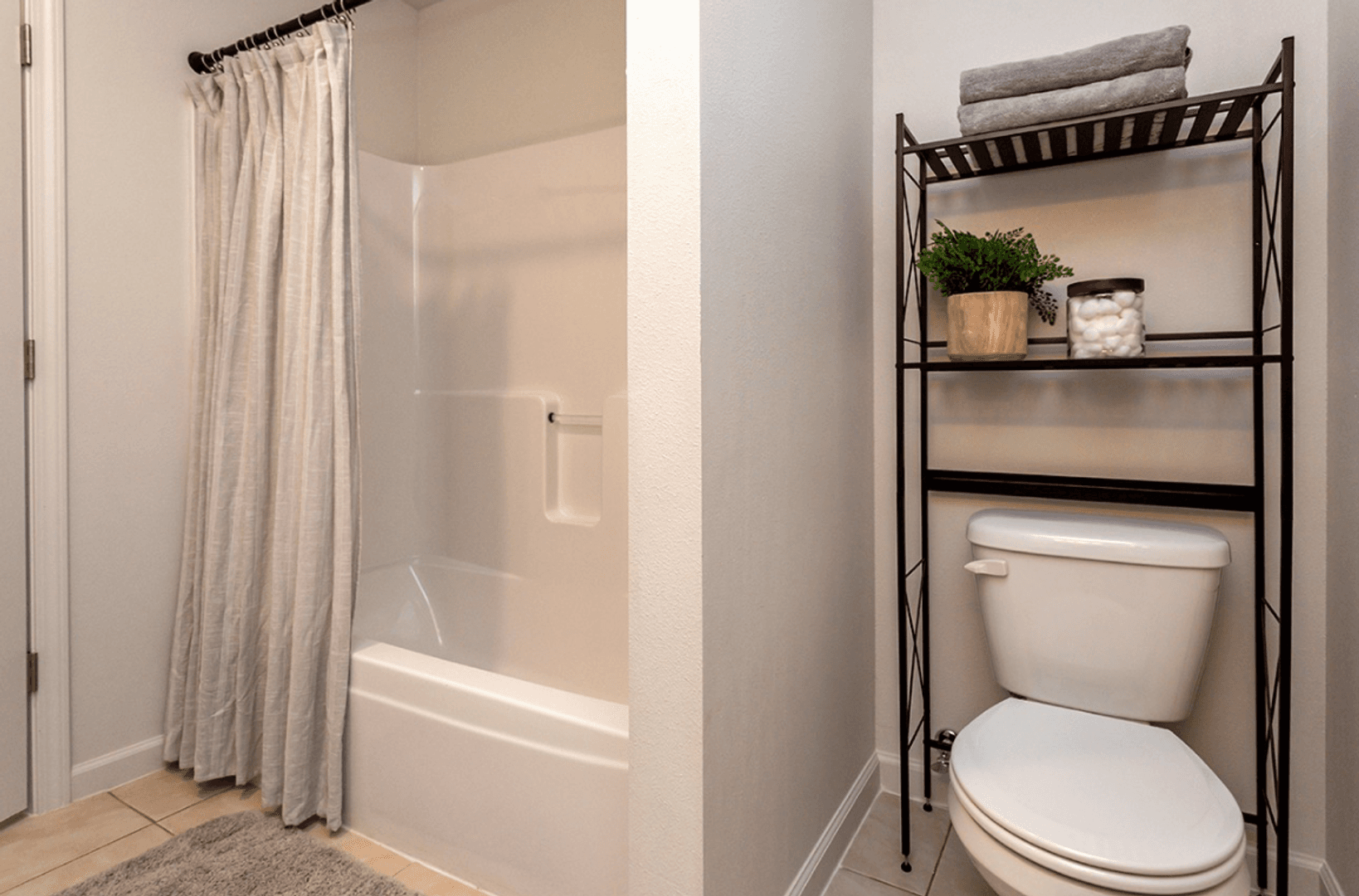 Des Moines Apartment: 3807 E. 27th St