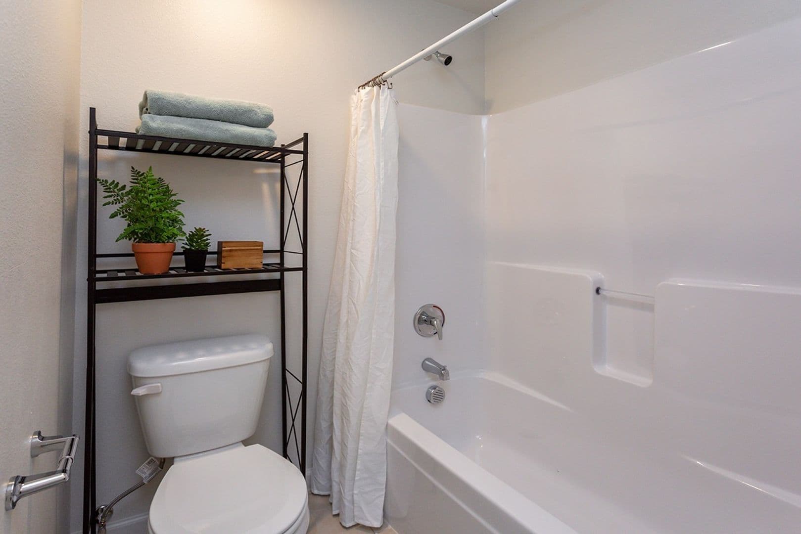 Pleasant Hill Apartment: 5756 Basswood Lane