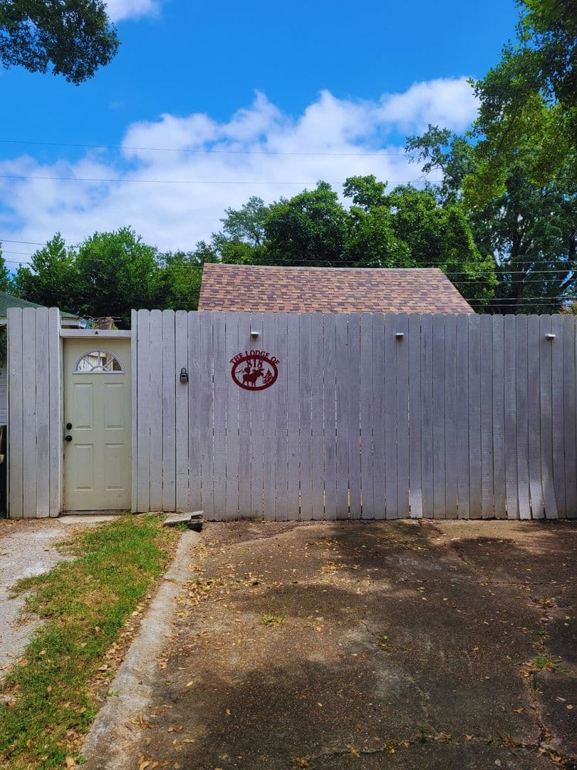 Memphis House: 816 Charles Place,