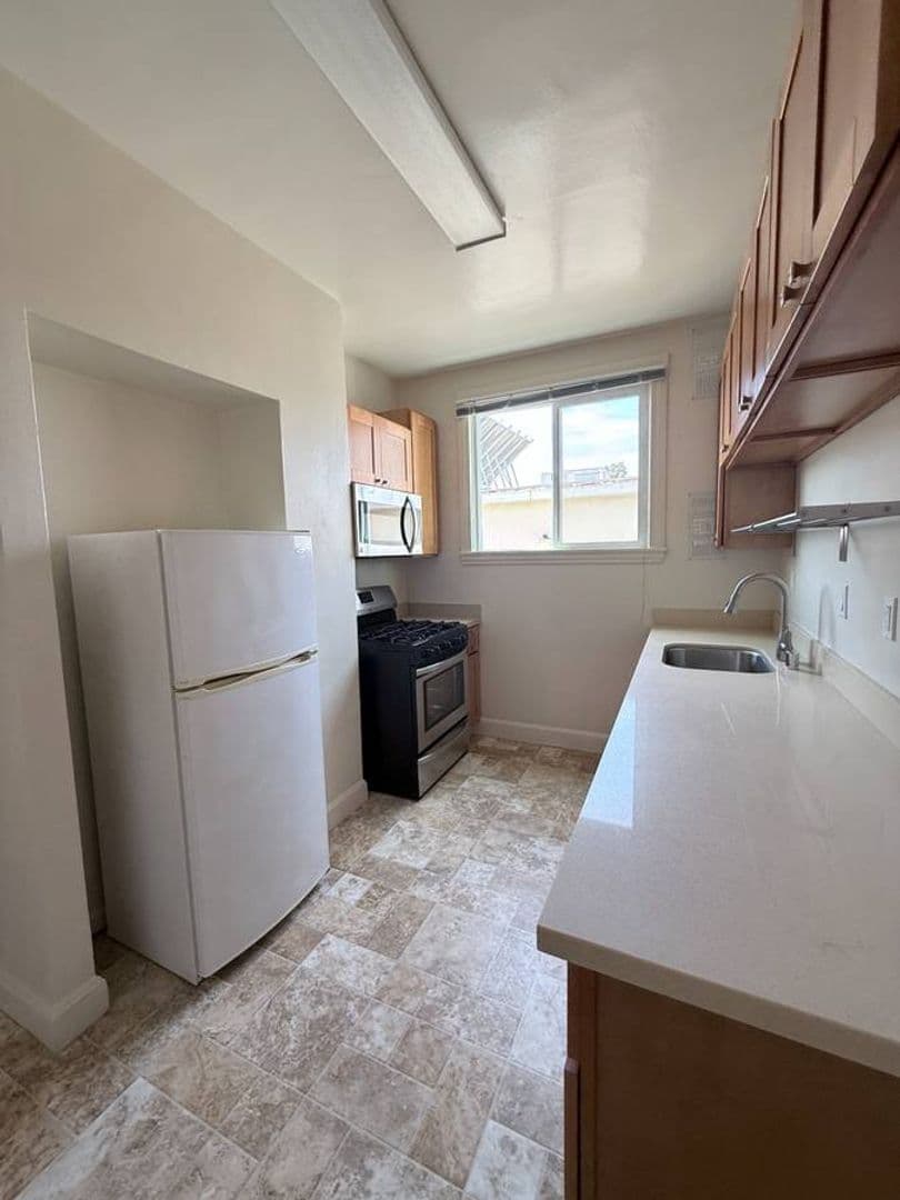 Berkeley Apartment: 2320 Haste St. Apt 18