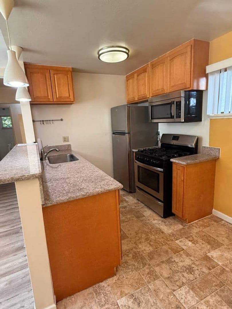 Berkeley Apartment: 2140 Roosevelt Avenue
