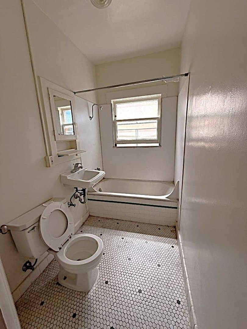 Berkeley Apartment: 2320 Haste St. Apt 12