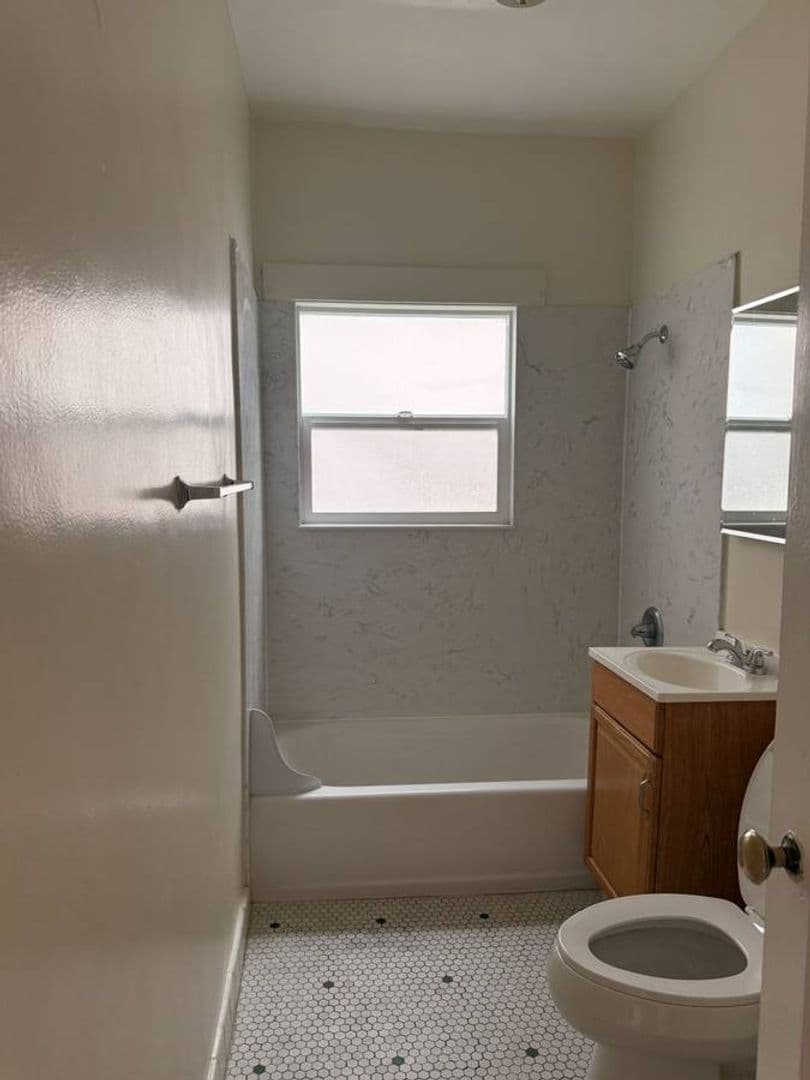 Berkeley Apartment: 2320 Haste St. Apt 1