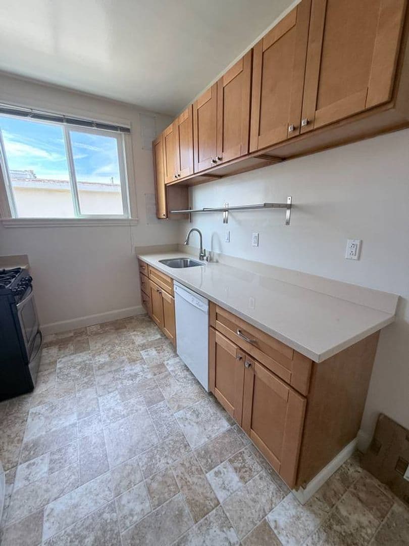 Berkeley Apartment: 2320 Haste St. Apt 18