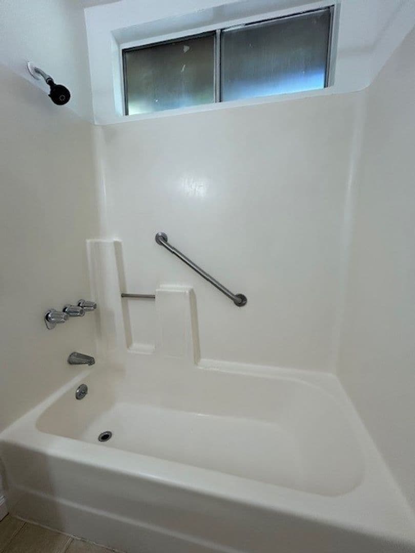 Richmond Apartment: 117 Tewksbury Ave., #06