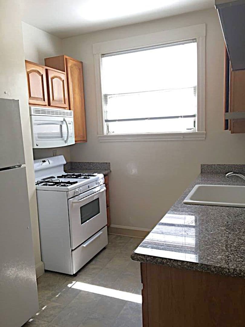 Berkeley Apartment: 2320 Haste St. Apt 12