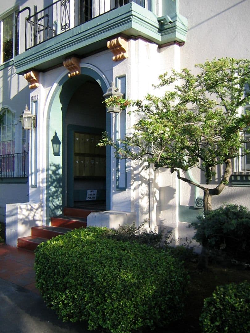 Berkeley Apartment: 2322 Haste St. Apt 27