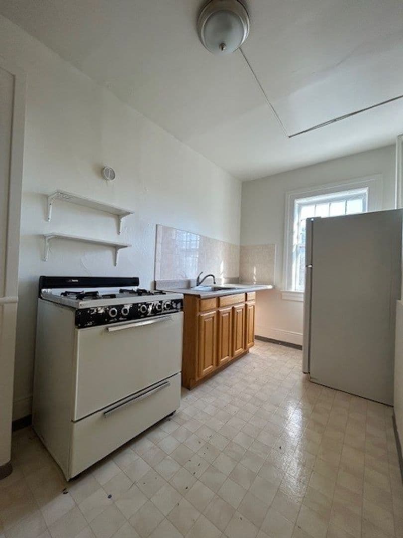 Berkeley Apartment: 2437 Shattuck Ave. Apt 17