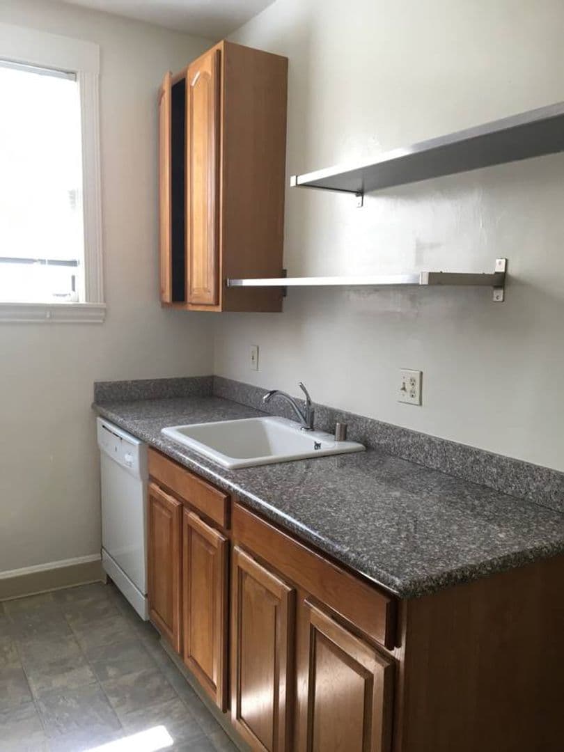 Berkeley Apartment: 2320 Haste St. Apt 12