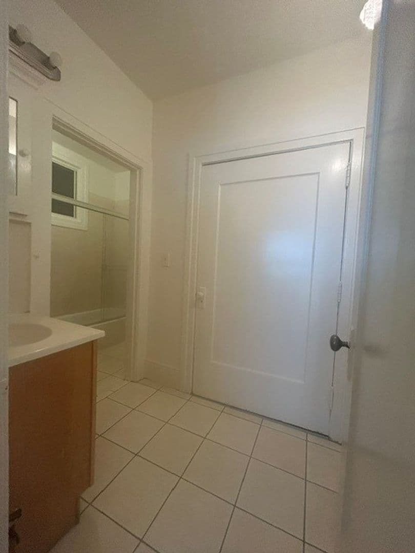 Berkeley Apartment: 2437 Shattuck Ave. #20
