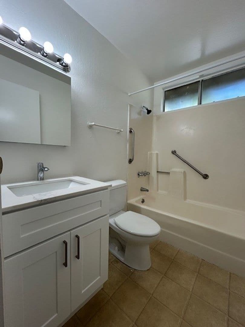 Richmond Apartment: 117 Tewksbury Ave., #06