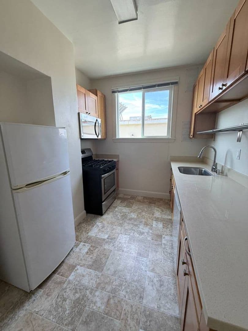 Berkeley Apartment: 2320 Haste St. Apt 18