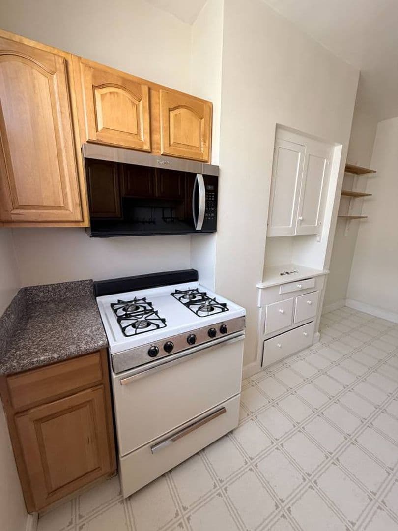 Berkeley Apartment: 2320 Haste St. Apt 9