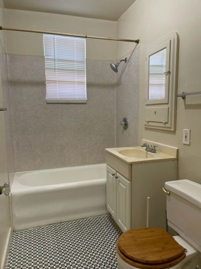 Berkeley Apartment: 2609 Sacramento Street