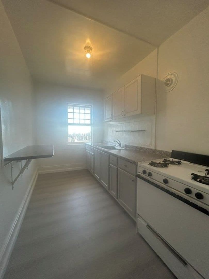 Berkeley Apartment: 2437 Shattuck Ave. #20