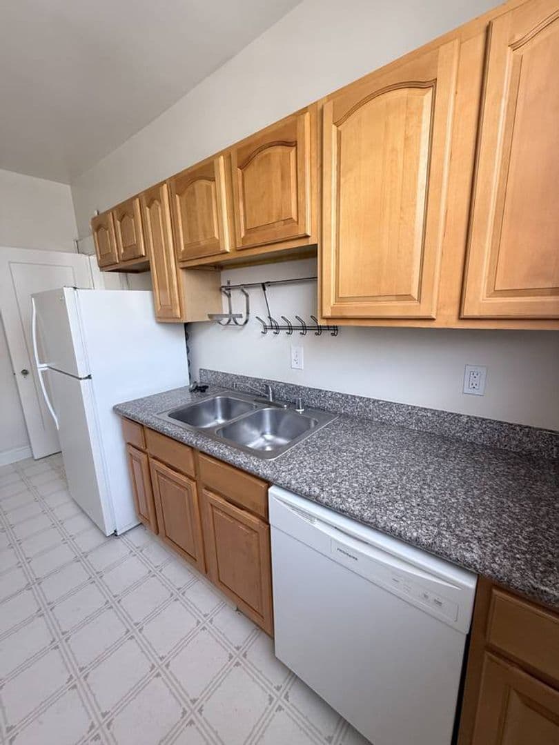 Berkeley Apartment: 2320 Haste St. Apt 9