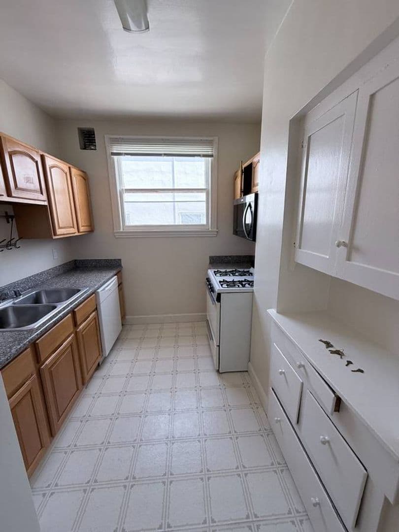 Berkeley Apartment: 2320 Haste St. Apt 9