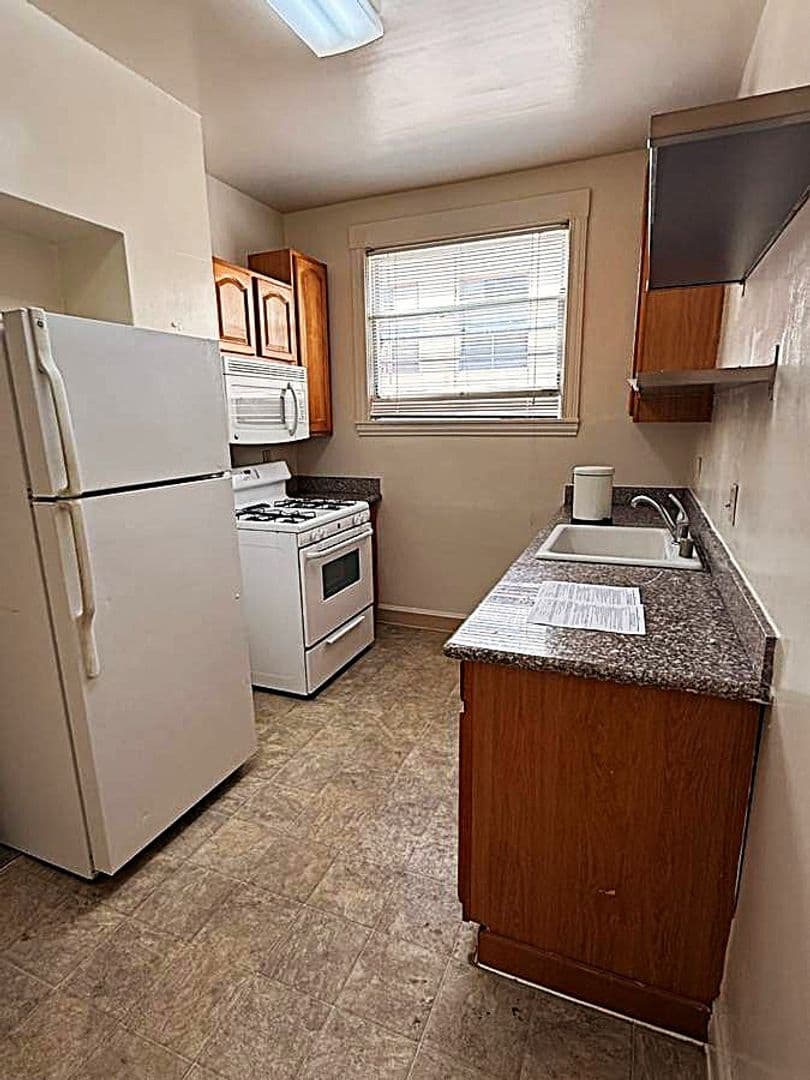Berkeley Apartment: 2320 Haste St. Apt 12