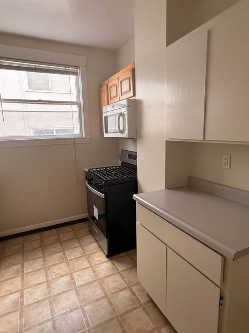 Berkeley Apartment: 2320 Haste St. Apt 1