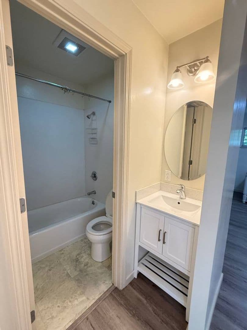 Berkeley Apartment: 2140 Roosevelt Avenue